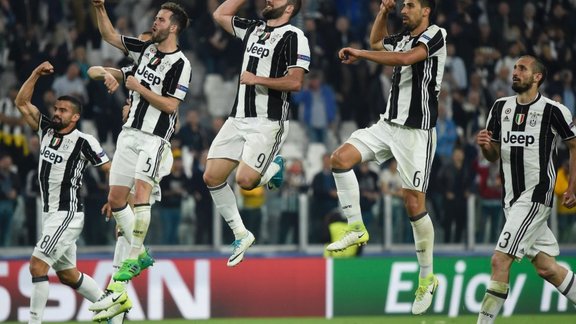 Juventus players celebrate 