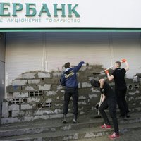 ФОТО: В Киеве радикалы замуровали центральное отделение "Сбербанка"