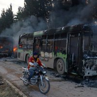 Alepo atsākta evakuācija; vairāki autobusi sadedzināti