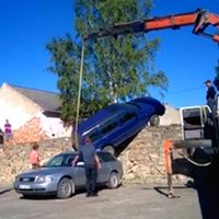ФОТО, ВИДЕО: Необычная авария в Салдусе - машину вытаскивали краном