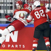 Šveices hokejisti apbēdina treneru maiņu piedzīvojušo Baltkrieviju