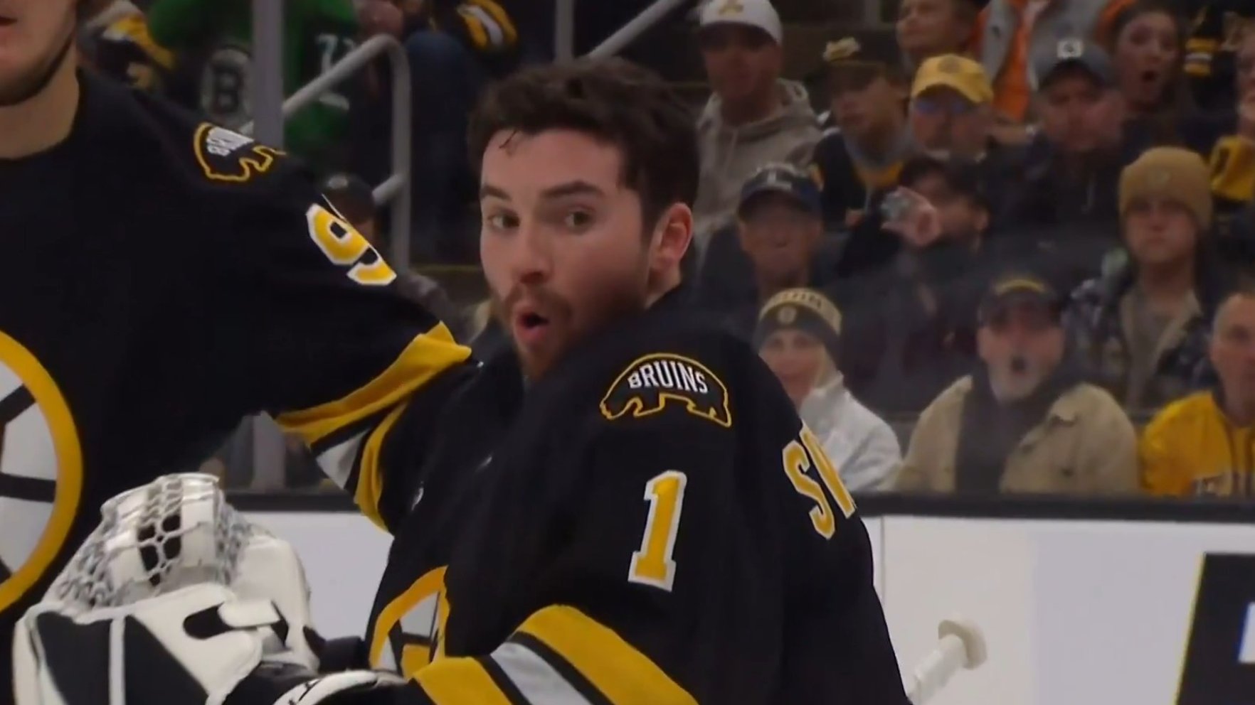 Video: Baiss moments Bostonā – "Bruins" vārtsargs brīnumainā kārtā izvairās no smaga savainojuma