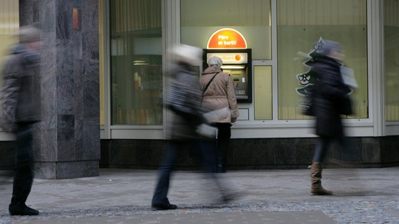 Rindas pie 'Swedbank' bankomātiem - 36