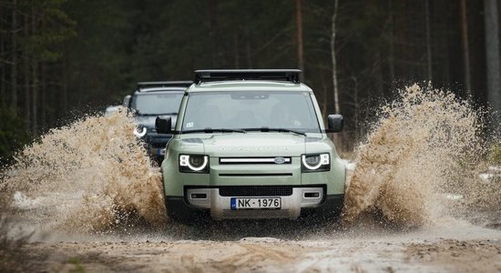 Jauno 'Land Rover Defender' karavāna izmēģinājusi apvidus braukšanu Vidzemē