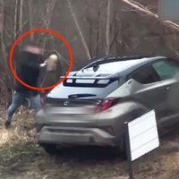 Video: Vīrietis ar akmeni izdauza auto logu, lai piekļūtu narkotikām