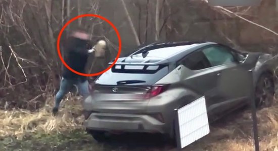 ВИДЕО. В Риге мужчина разбил стекло каршерингового автомобиля, чтобы достать из него каннабис