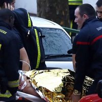 Parīzes pievārtē nogalina policisti un ievaino sētnieku; šāvējs aizturēts