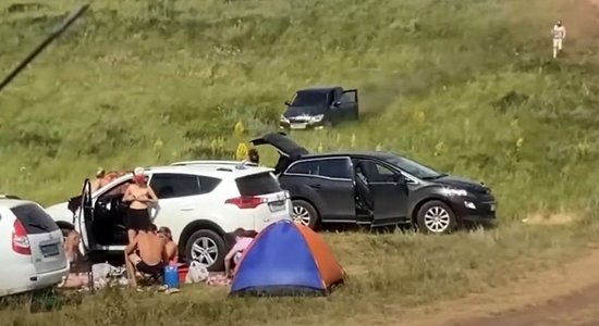 Video: Baškortostānā auto bez šofera taranē atpūtnieku teltis