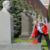 Zjuganovs pie Staļina pieminekļa ziedus noliek 'Adidas' vējjakā