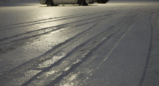 Daudzviet Latvijā autoceļi apledo; strādā 100 ziemas tehnikas vienības