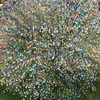 Ģimenes tradīciju ievērošana: vācietis kokā iekarina 10 000 krāsainu olu