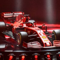 Izskatās tāpat, bet ar daudziem uzlabojumiem – 'Ferrari' prezentē jaunās F-1 sezonas mašīnu