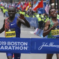 Kenijietis Čerono pēdējos metros izrauj uzvaru Bostonas maratonā