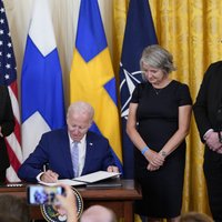 Baidens paraksta ratifikācijas likumu par Zviedrijas un Somijas uzņemšanu NATO