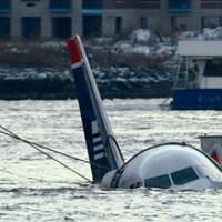 Ņujorkā Hudzonas upē avārijas nosēšanos veikusi pasažieru lidmašīna