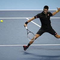Džokovičs ATP sezonas noslēguma turnīra pusfinālā nodrošina cīņu ar Nadalu