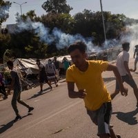 Grieķijas policija raida asaru gāzi pret protestējošiem migrantiem Lesbas salā