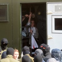 Minskā aizturētas vairāki desmiti sieviešu protesta gājiena dalībnieču