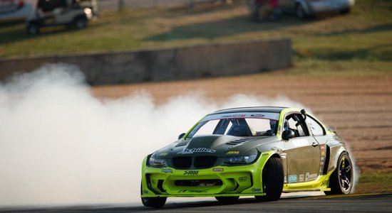 Drifta braucējs Blušs izcīna uzvaru 'Formula Drift' posmā