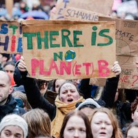 Foto: Briselē desmitiem tūkstošu protestētāju pieprasa aktīvāku rīcību pret klimata pārmaiņām