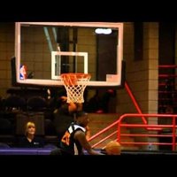 Video: 'Suns' basketbolistu dubultais 'alley-oop slam dunk'