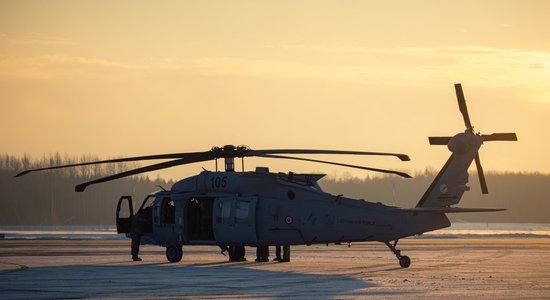 Foto: Latvijas armija atrāda jaunos 'Black Hawk' helikopterus