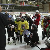 Foto: Rīgas 'Dinamo' rāda meistarklasi Liepājas jaunajiem hokejistiem