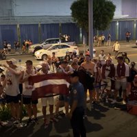 Video: Latvijas izlases līdzjutēji pēc Lietuvas sagraušanas sagaida basketbolistus pie viesnīcas