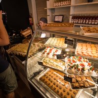 В Риге открыто первое в Балтии кафе, в котором работают люди с инвалидностью