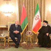 Irānas un Baltkrievijas autoritārie līderi Teherānā paraksta sadarbības dokumentus