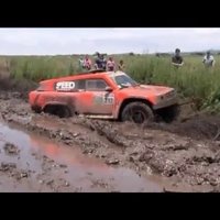 Video: Dubļi uzvar cīņā ar Dakaras rallija mašīnām