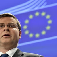 EK ir gatava turpināt sarunas ar Grieķiju; izeja no krīzes nebūs viegla, atzīst Dombrovskis