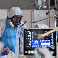 Продолжает расти число больных коронавирусом в латвийских больницах