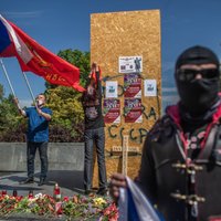 Demontēto Koņeva pieminekli Prāgā apmeklē 'Putina baikeri'; kāds uzstāda klozetpodu