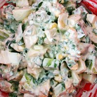 Avokado un olu salāti ar zaļumiem