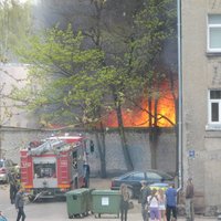 Daugavpils ielā ar atklātu liesmu deg šķūnīši