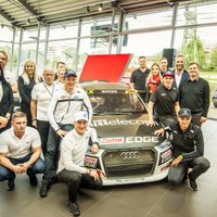 Foto: Fani 'Audi' centrā Rīgā tiekas ar EKS rallijkrosa komandu
