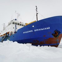 Antarktikā iesprūdušais Krievijas kuģis sācis izkļūšanu no ledus