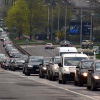 Foto: Deglava tilta slēgšana Rīgā rada pamatīgus sastrēgumus