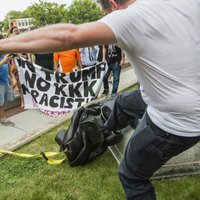 Video: Demonstranti ASV nogāž un spārda konfederātu pieminekli