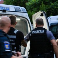 ВИДЕО. В Литве полиция нашла угнанные за границей автомобили и более сотни номерных знаков