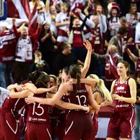 Latvijas basketbolistes saspringtā cīņā uzveic Lietuvas izlasi