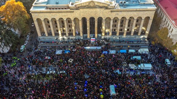 Десятки тысяч человек вышли на митинг к зданию парламента в Тбилиси