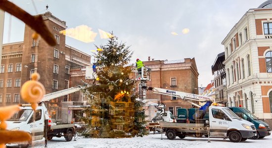 Kilometriem garas virtenes un 3D tehnoloģijas. Kā rotā Rīgas Ziemassvētku egles