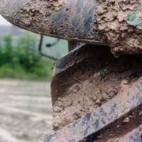 В Кегумском крае трактор въехал в пруд, тракторист утонул