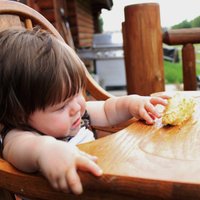 Bērns aizrijies ar ēdienu vai svešķermeni: vecāku pareizā rīcība