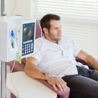 Atklāt ar asinsanalīzēm un ārstēt ar plāksteriem: jaunākās tehnoloģijas onkoloģijā