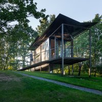 Foto: Lietuvā tapis stilīgs meža namiņš