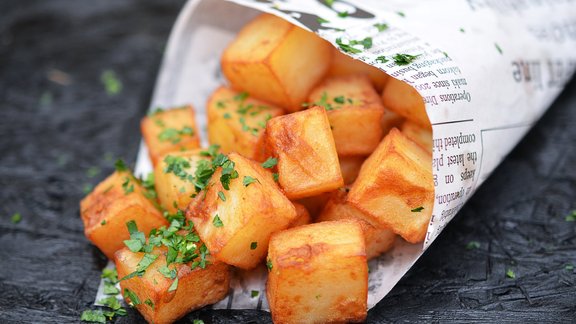 cepti kartupeļi patatas bravas ēdiens