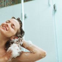 Kļūdas, ko pieļauj dušā, tā kaitējot savam skaistumam